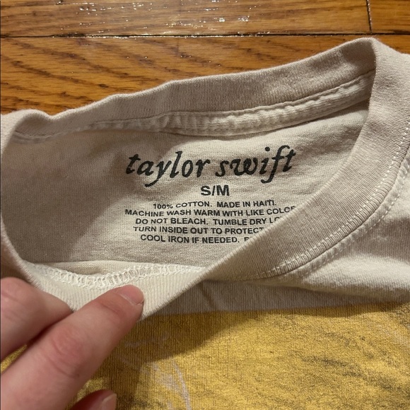 Taylor Swift x Urban Outfitters rare oversized Folklore album tshirt size S/M - Picture 4 of 4